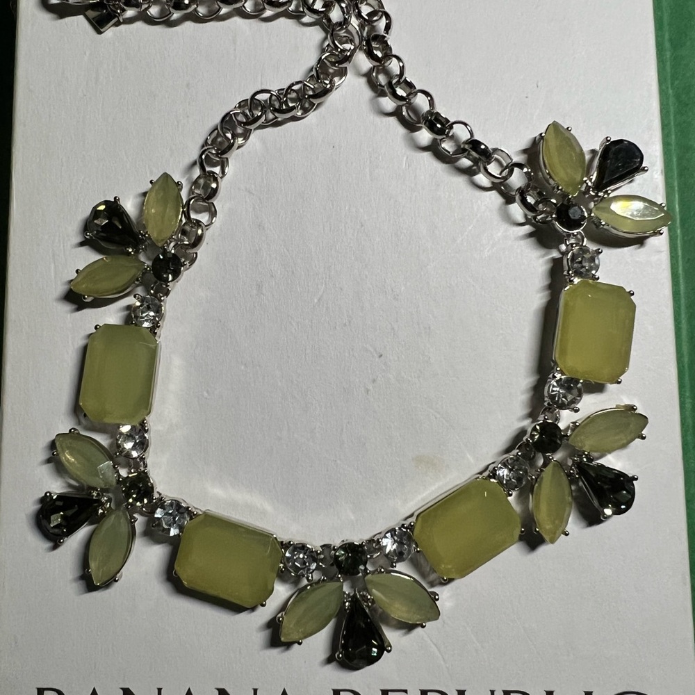 🛍🌟 Host Pick 🌟🛍 Banana Republic Necklace! - Picture 2 of 4